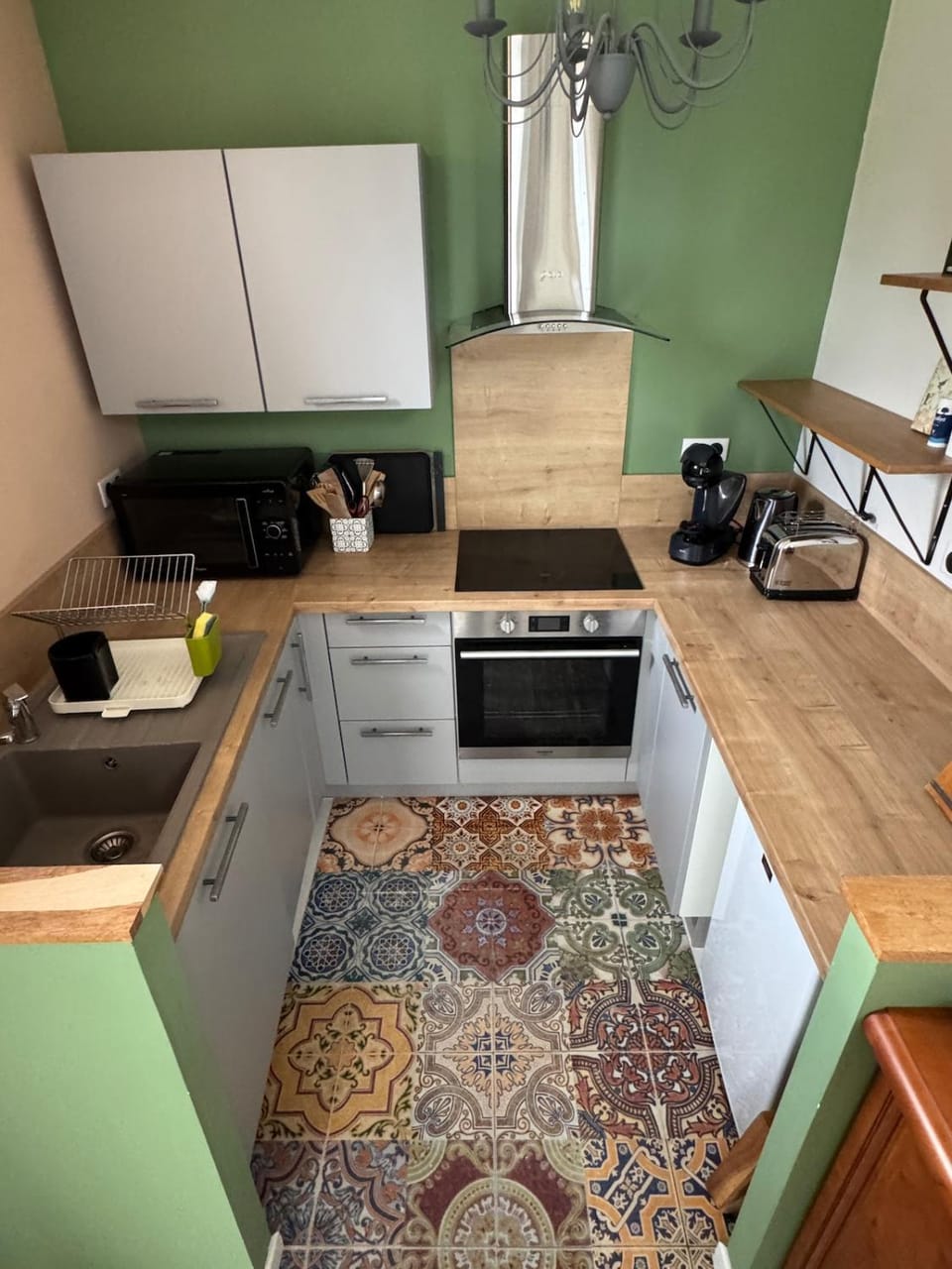 Coffee/tea facilities, Kitchen or kitchenette, dishwasher, oven, stove, toaster