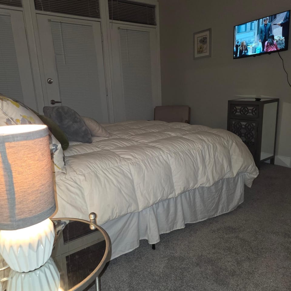 Stylish Downtown Loft 2 Queen Beds Pool Gym Free Parking Apartment in Fort Worth