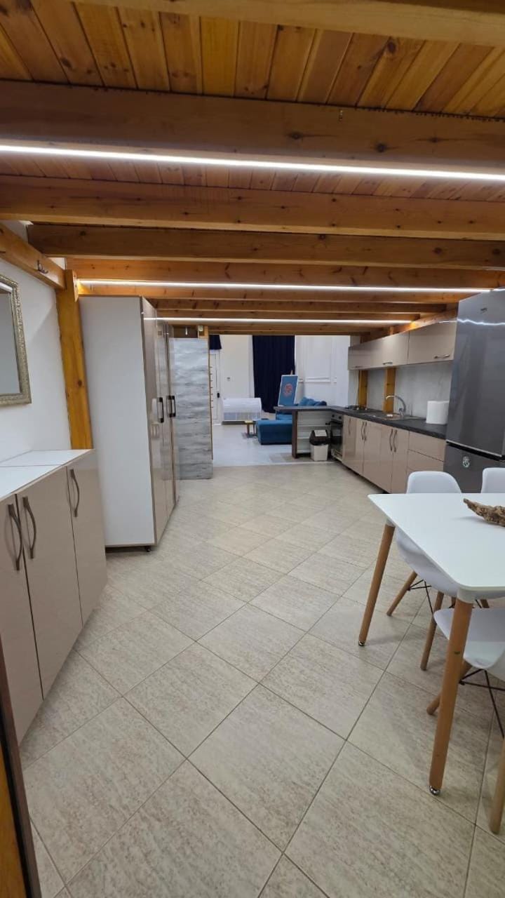Cozy Modern Apartment, 6 min Walk to Beach Apartment in Sarandë