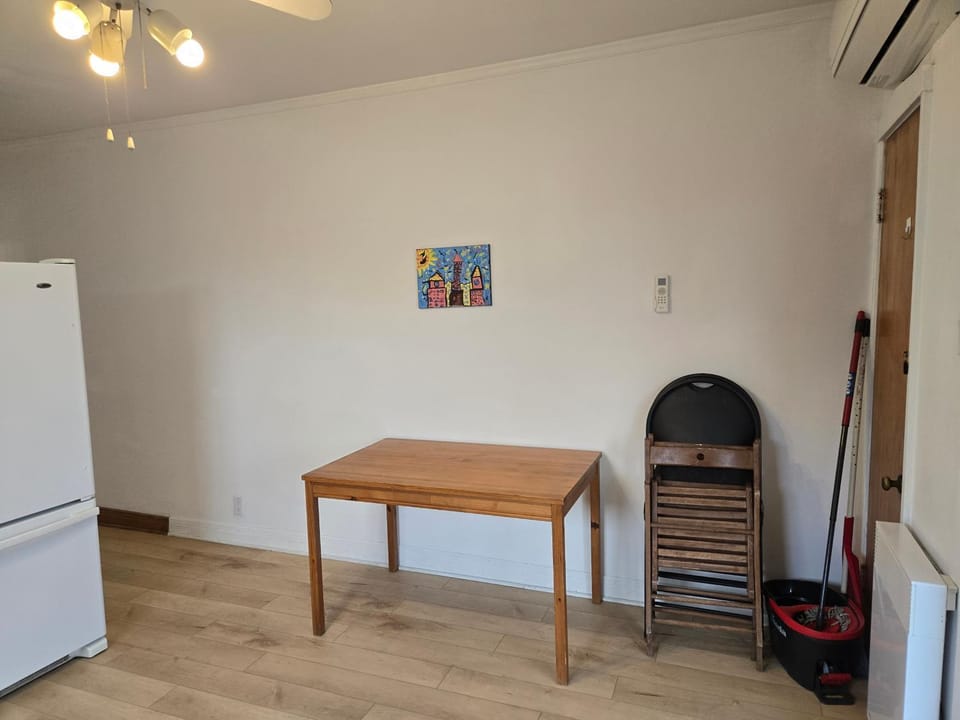 Comfort apartment close to Metro Monk station with self check in Apartment in Montreal