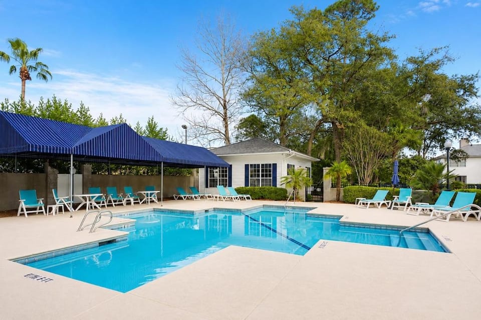 Swimming pool, sunbed