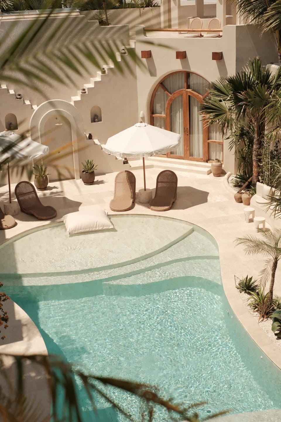 Swimming pool, sunbed