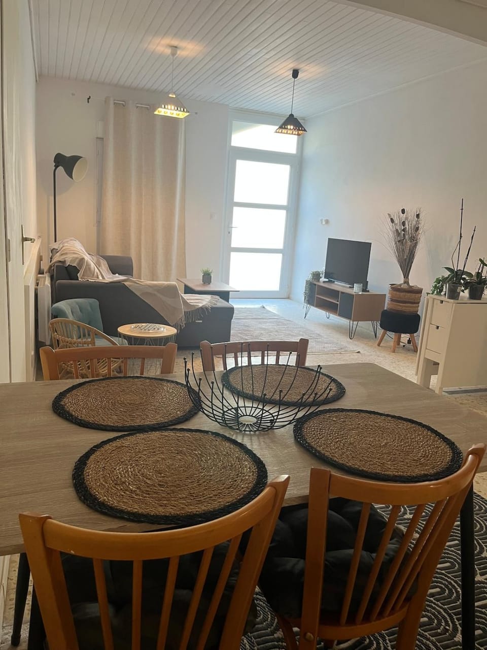 TV and multimedia, Seating area, Dining area