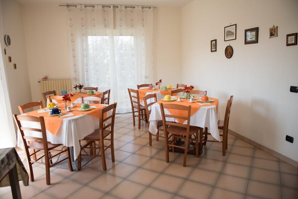 Restaurant/places to eat, Other, Dining area