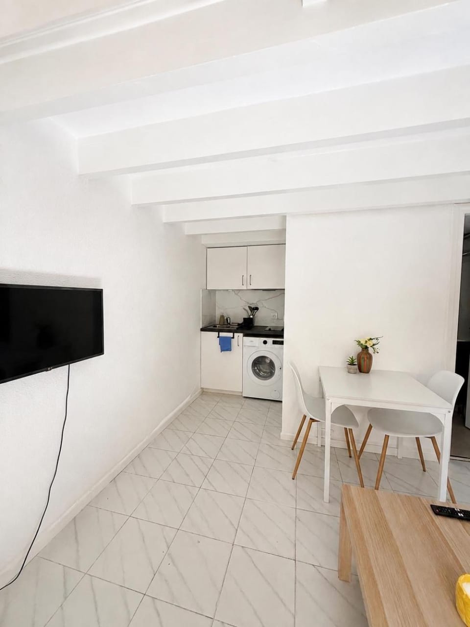 TV and multimedia, Kitchen or kitchenette, Living room, Seating area, Dining area, washing machine
