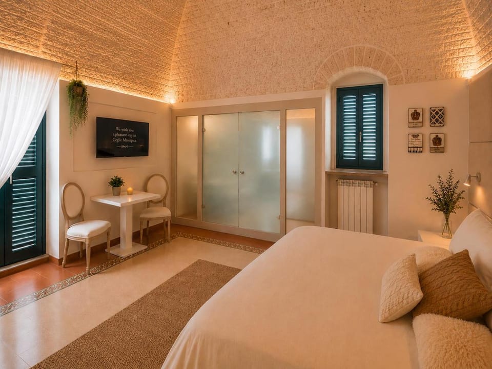 Bed, TV and multimedia, Photo of the whole room, Seating area, Dining area, Bedroom, wardrobe, air conditioner