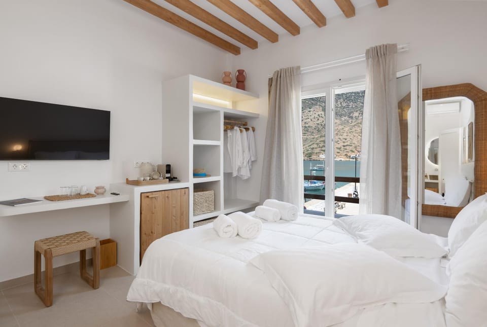 Bed, TV and multimedia, Photo of the whole room, Bedroom, towels, wardrobe