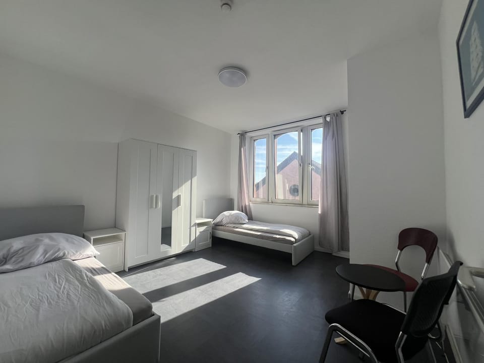 Mieterlux Central 4-Room Apartment near Offenbach Central Station 8 Guests Apartment in Offenbach