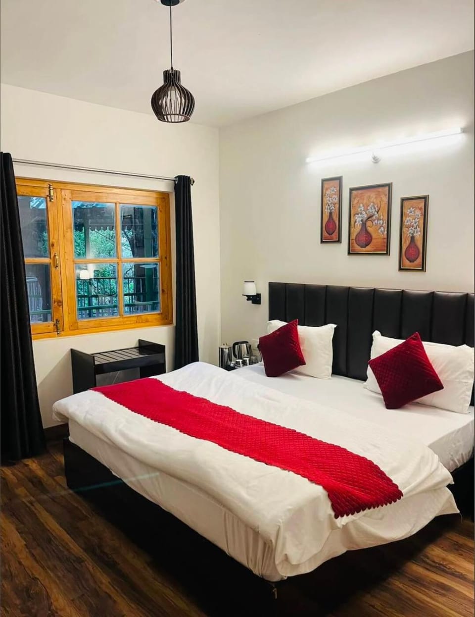Bed, Photo of the whole room, Bedroom