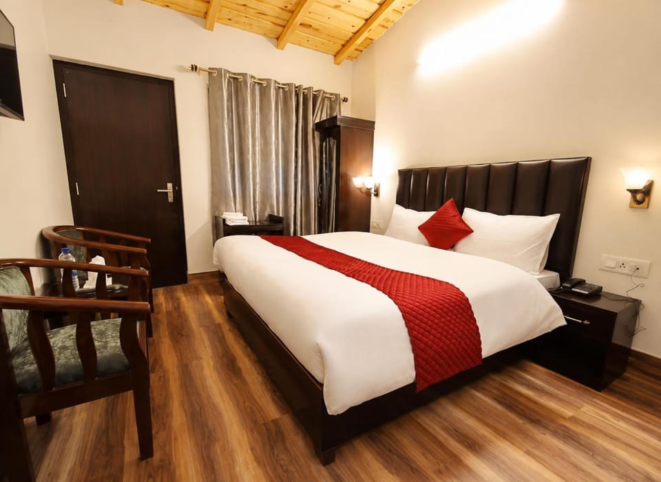 Bed, Photo of the whole room, Seating area, Bedroom