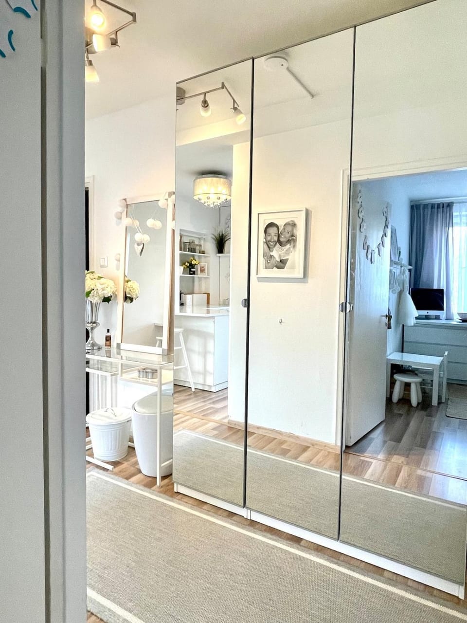Premium three-room apartment with own parking and balcony - next to the subway in Lauttasaari! Apartment in Helsinki