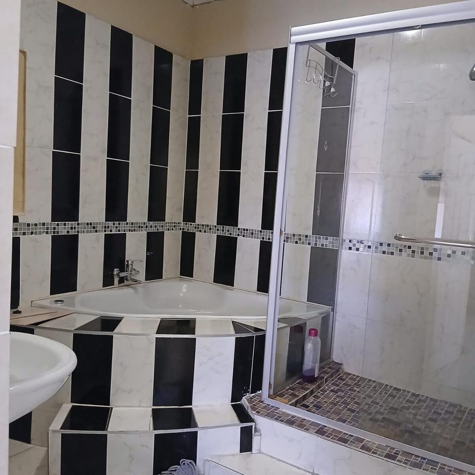 Spacious Executive Stay in Waterford Park House in Africa