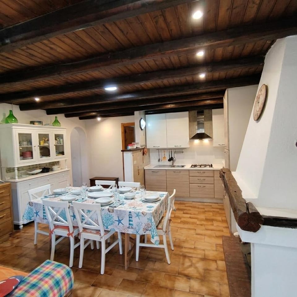 Communal lounge/ TV room, TV and multimedia, Living room, Dining area, fireplace, internet