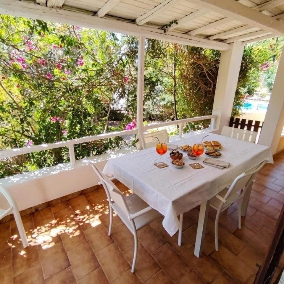 Day, Balcony/Terrace, Seating area, Dining area, Food, Garden view