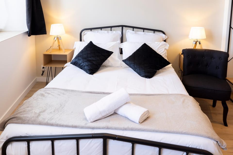 Bed, Bedroom, towels