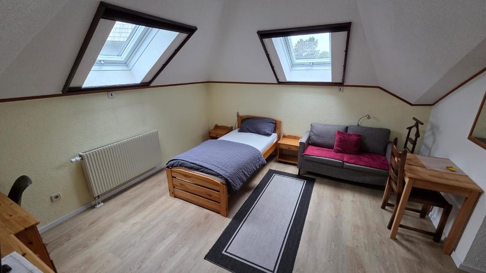 Bed, Photo of the whole room, Seating area