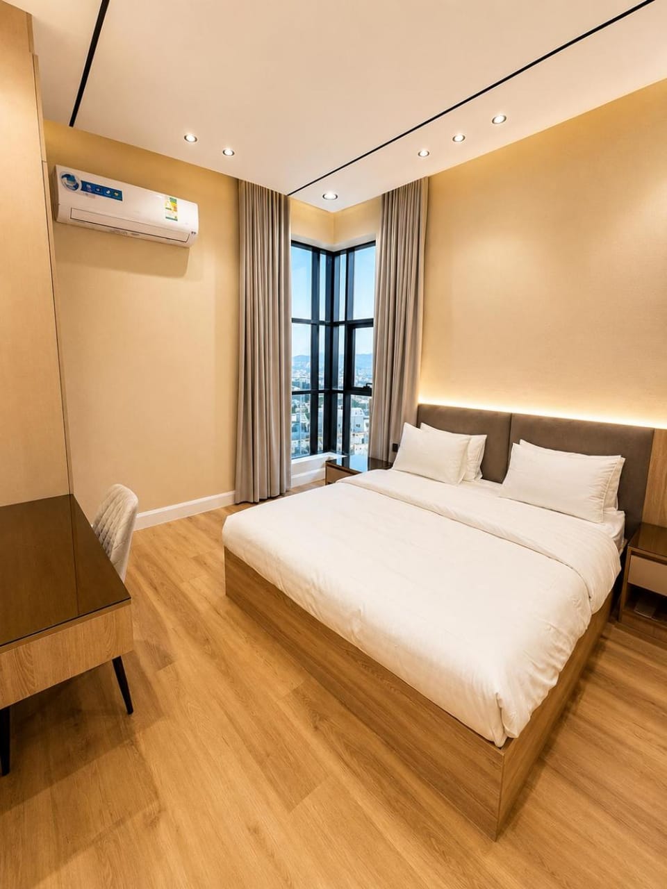 Bedroom, City view