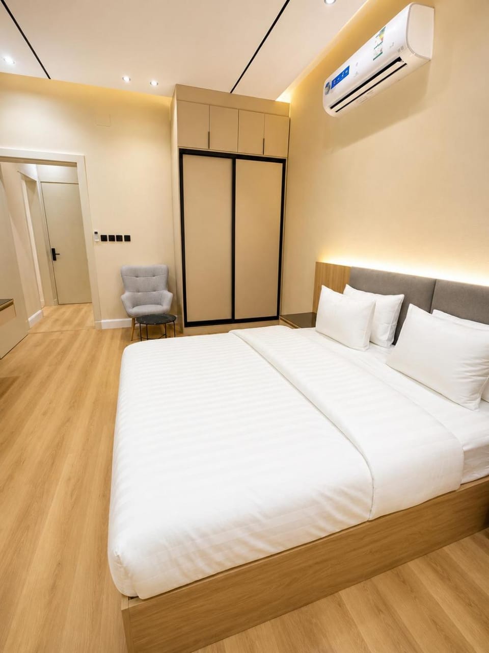 Bed, Photo of the whole room, air conditioner