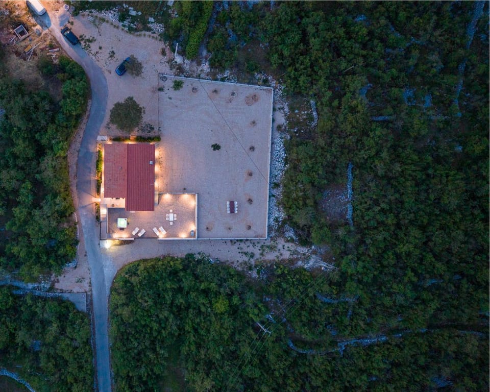 Property building, Bird's eye view, Location