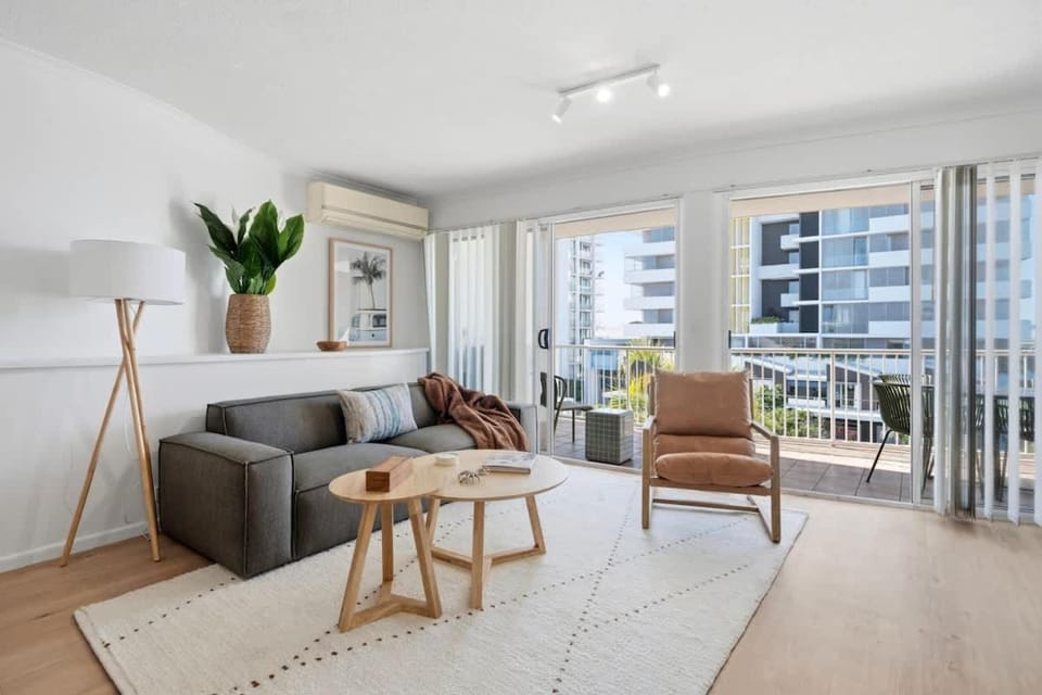 Breakaway Beachside l Pool 150mtrs to Beach Apartment in Maroochydore