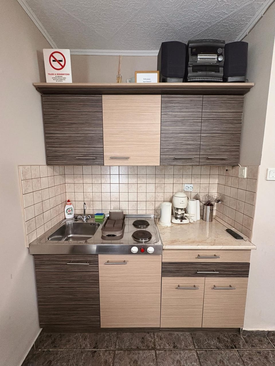 Coffee/tea facilities, Kitchen or kitchenette, stove