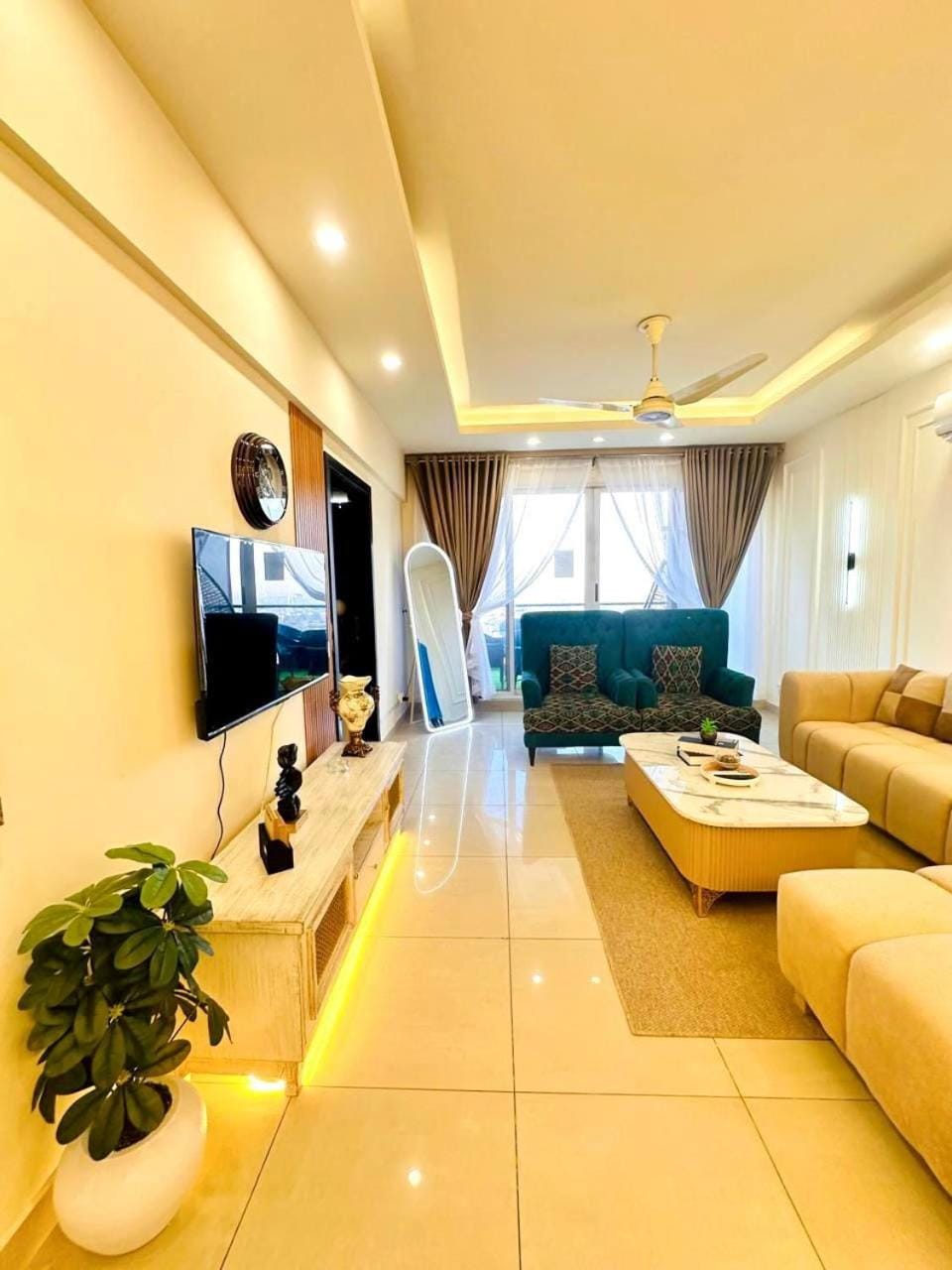 TV and multimedia, Living room, Seating area, Evening entertainment