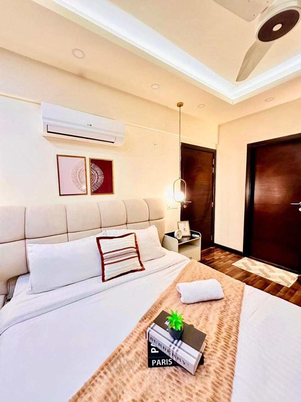 Bed, TV and multimedia, Photo of the whole room, Bedroom, towels