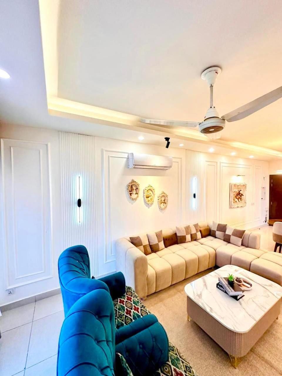 Bed, TV and multimedia, Living room, Photo of the whole room, Seating area, Bedroom