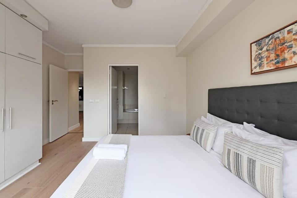 Two Bed Apt Foreshore Pool Gym Secure Apartment in Cape Town