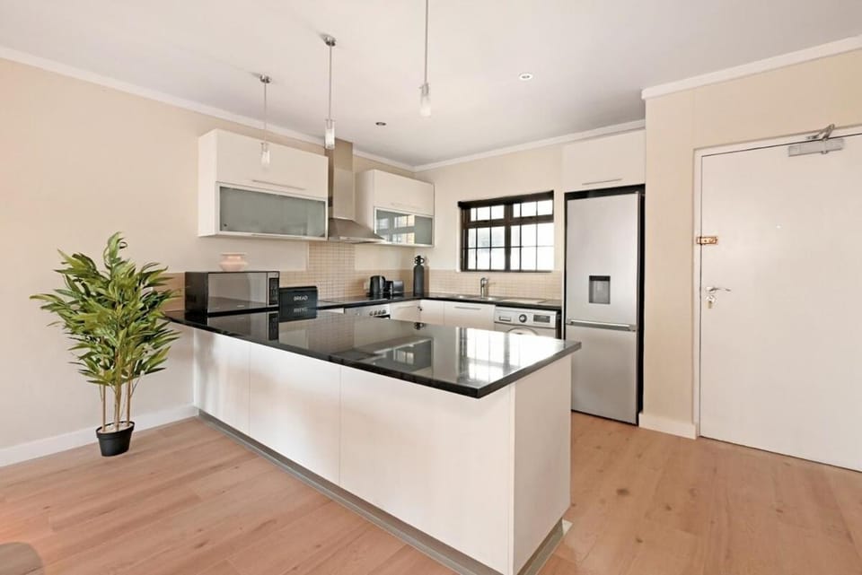 Two Bed Apt Foreshore Pool Gym Secure Apartment in Cape Town
