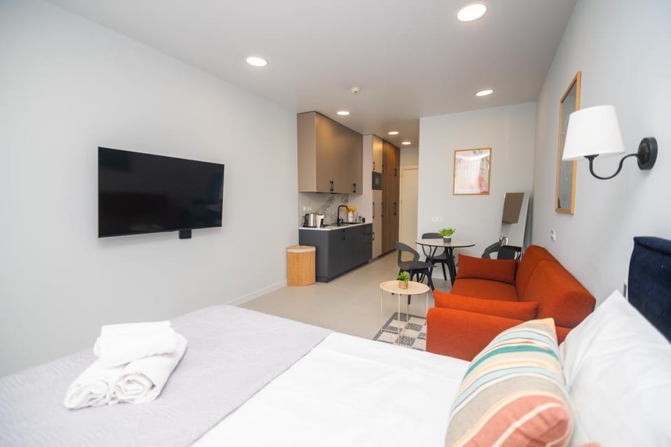 Bed, TV and multimedia, Kitchen or kitchenette, Living room, Seating area, Bedroom, towels