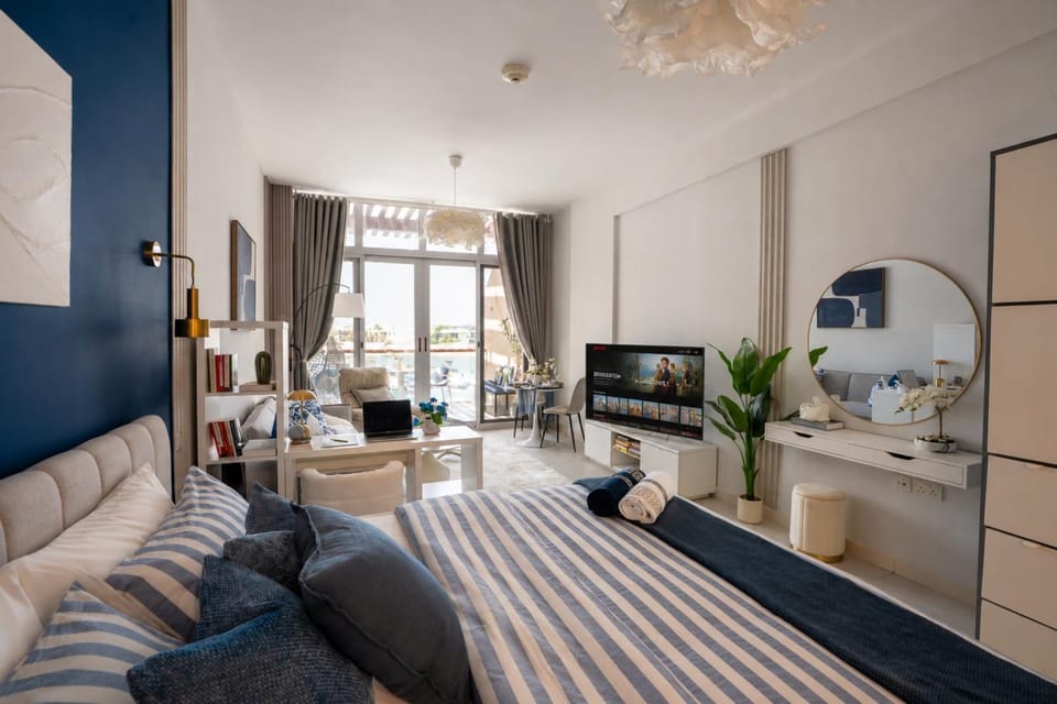 Bed, TV and multimedia, Living room, Photo of the whole room, Seating area, Bedroom