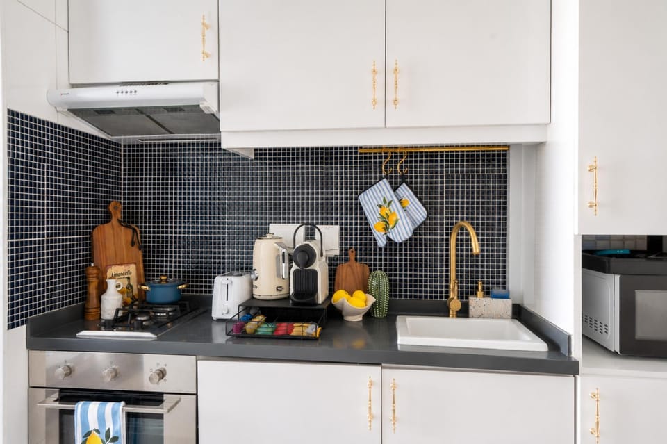 Coffee/tea facilities, Kitchen or kitchenette, minibar, oven, stove, toaster