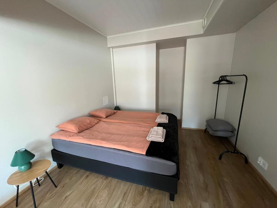 Bed, towels