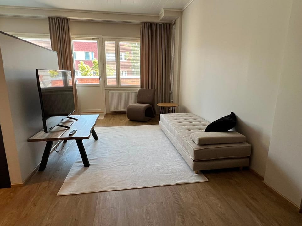 Bed, TV and multimedia, Living room