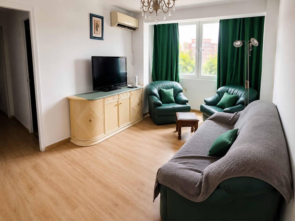 TV and multimedia, Living room, Seating area, Evening entertainment