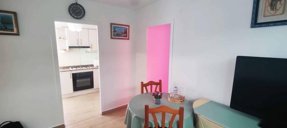 Kitchen or kitchenette, Living room, Seating area, Dining area, minibar, pet friendly, stove