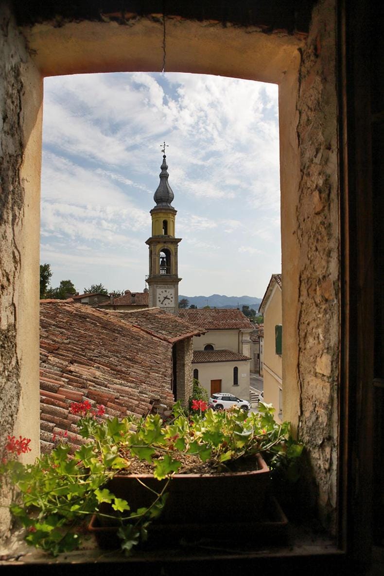 Nearby landmark, Neighbourhood