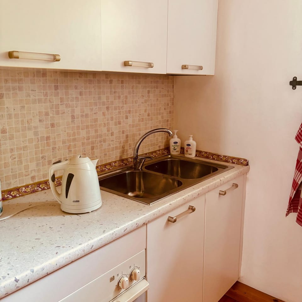 Coffee/tea facilities, Kitchen or kitchenette, stove