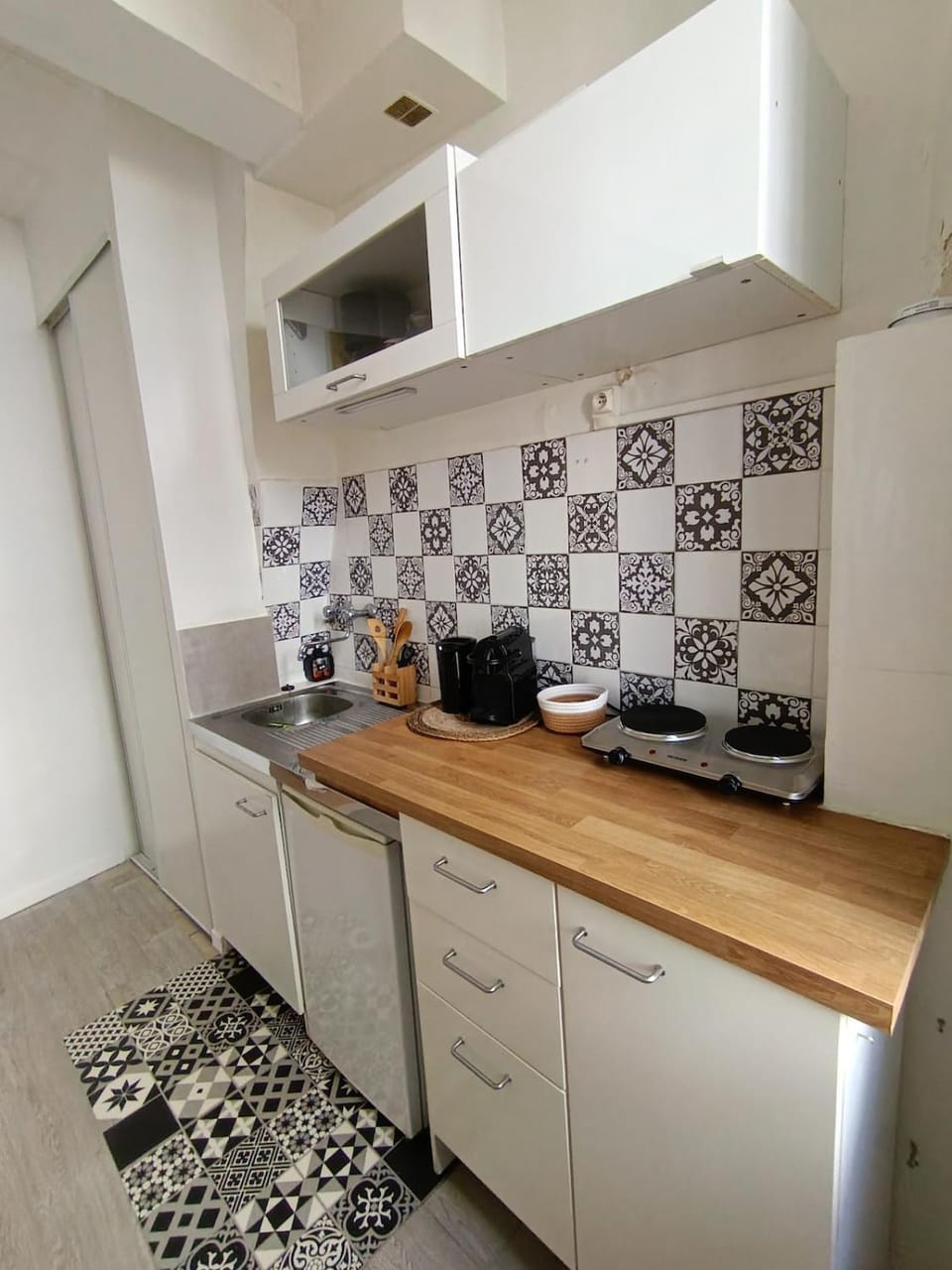 Coffee/tea facilities, Kitchen or kitchenette, stove