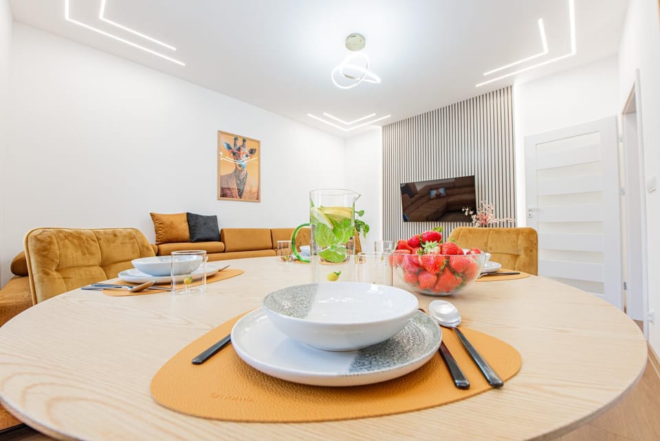 TV and multimedia, Living room, Food and drinks, Food
