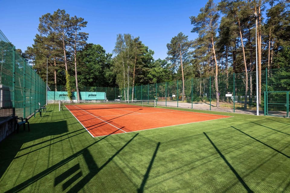 Day, Tennis court