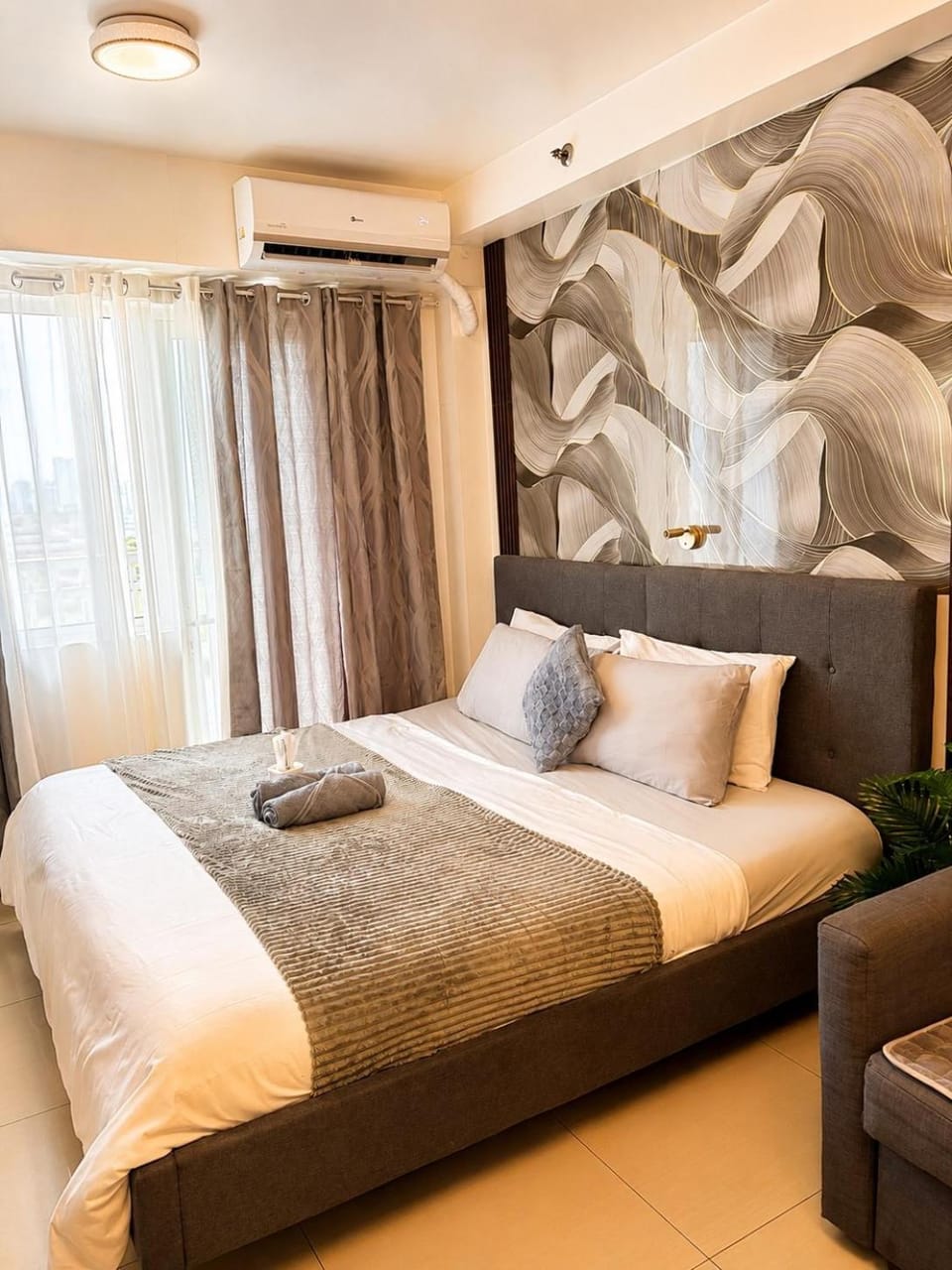 Bed, Bedroom, towels