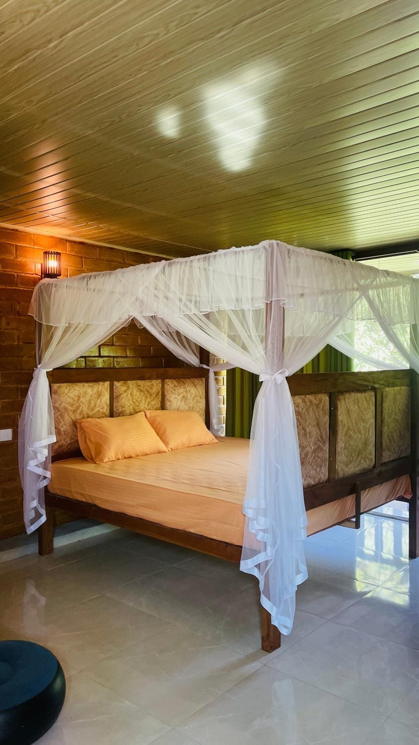 Photo of the whole room, Bedroom, towels