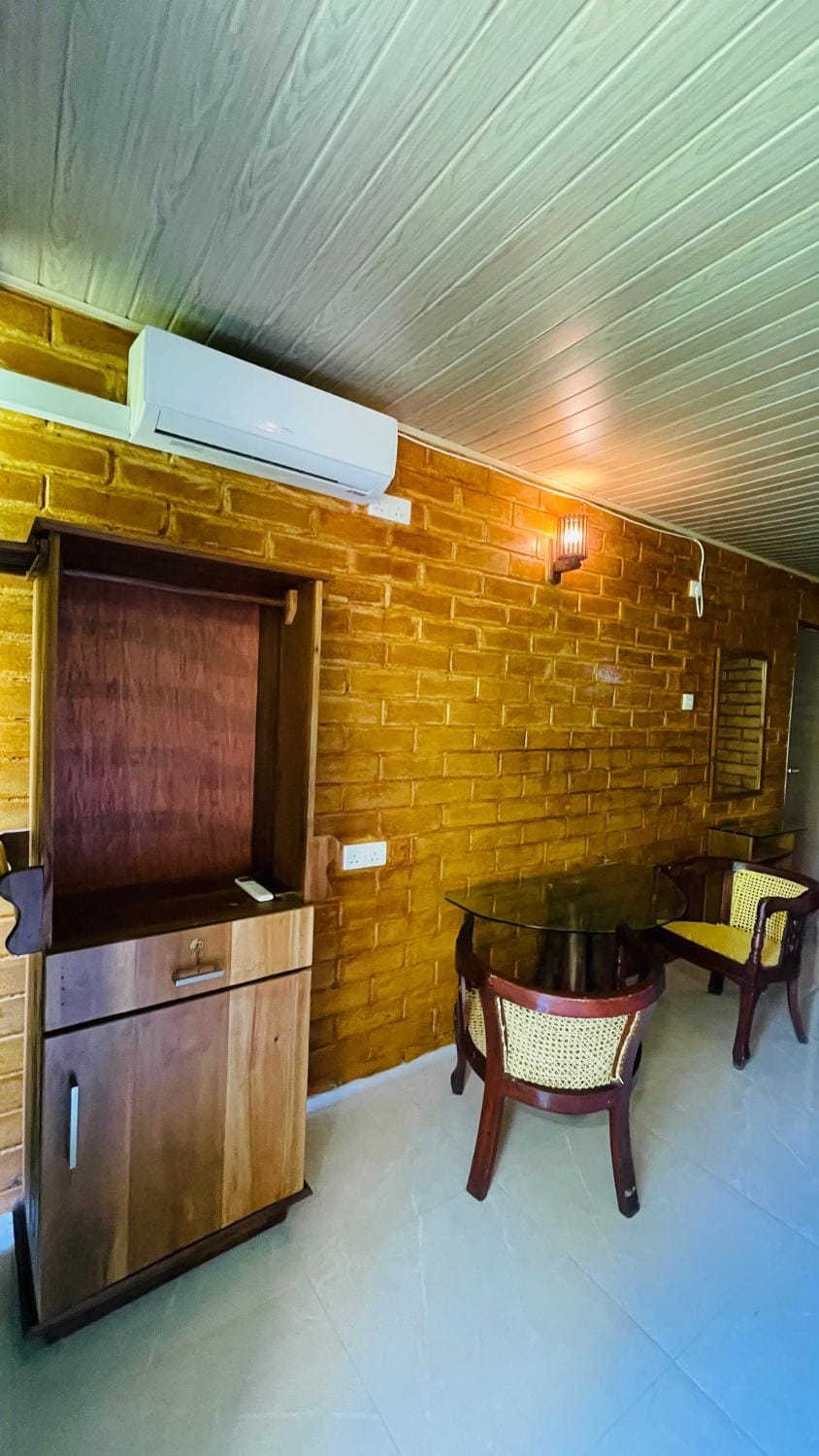 Kitchen or kitchenette, Seating area, air conditioner