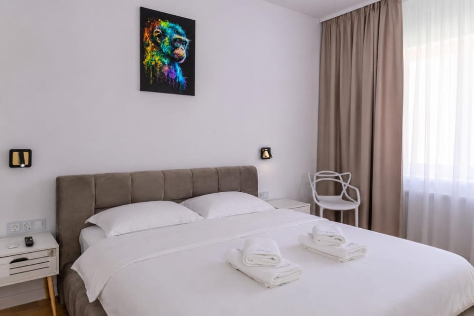 Bed, Bedroom, towels