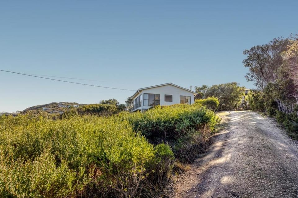 Retro Crest - beautiful ocean views House in Aireys Inlet