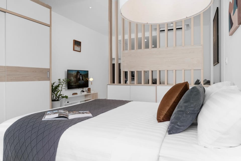 Bed, TV and multimedia, Photo of the whole room, Bedroom