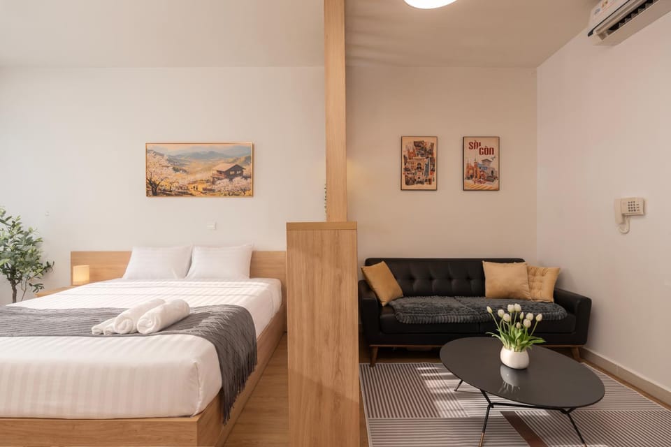 Bed, Living room, Photo of the whole room, Seating area, Bedroom, furniture, air conditioner