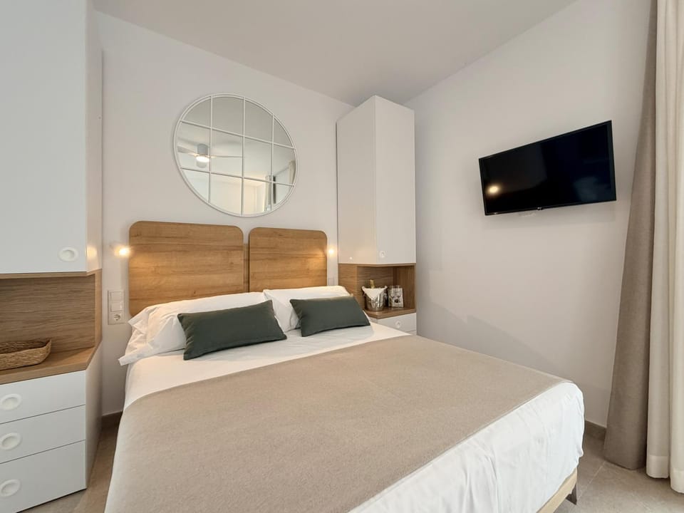 Bed, TV and multimedia, Photo of the whole room, Bedroom